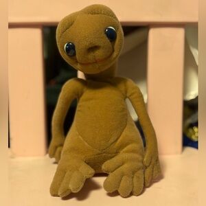 Vintage ET collectibles 8 in plush, figurine and trading cards new in package